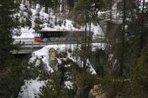 Einer der ex-Churer Neoplan N4421 (2001) von Engadin Bus am 10.3.2007 unterwegs auf der Linie 1 vom Bahnhof Pontresina in Richtung Dorf.