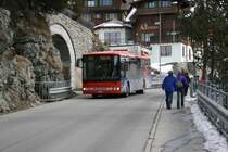 Aufgrund des Einbahn-Verkehrs im Pontresiner Dorfzentrum mssen die Busse der Linie 2 in Richtung Maloja den Kern Pontresinas mit betrchtlichen Steigungen und Geflle umfahren. (10.3.2007)