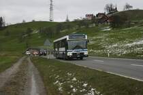 ZVB-Wagen 105 (NAW/Hess BU5-25, 1993) auf Bergfahrt in Richtung Menzingen zwischen Tobelbrcke-Hllgrotten und Nidfurren. 