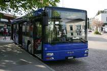 VZO, Grningen, Nr 37 (ZH 259'569, MAN NL313/A21, 2001) am 23.4.2007 in Wetzikon, Bahnhof. (Die MAN-ra der VZO dauerte nur von 2001-2007. Danach wurden die 3 Wagen an ZimmerbergBus verkauft und durch Citaro ersetzt). 