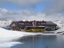 Der Aufstieg auf den Passo del Novena, zu Deutsch, Nufenenpass ist geschafft. Auf 2480 m..M. ist auch am 20.6.09 noch nicht Sommer, und es lag noch relativ viel Schnee auf dem Nufenen. Derweil befindet sich auf dem Nufenenpass gleich noch die Kantonsgrenze zwischen dem Kt. Wallis und dem Tessin. So stand das Poschti im Wallis, whrend ich das Foto vom Tessin her schoss.