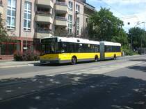 Solaris Urbino auf der Linie 156 nach S-Bahnhof Storkower Stra�e an der Haltestelle Wei�ensee Berliner Allee/Rennbahnstra�e.