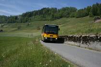 PU Thepra, Stans, Nr 15 (NW 5'160, NAW/R&J BH4-23, 1991) am 26.4.2007 auf Bergfahrt bei Obb�rgen. Kaum zu glauben, dass auf diesem Str�sschen bei grossen Gruppen auch Doppelstockbusse zum Einsatz kommen...