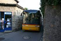 AutoPostale Ticino Nr. 301 (TI 215'207, RizziBus/Mauri Carro Alpino, 2002) unterwegs im Dorf Carona nach Lugano. 28.4.2007.
