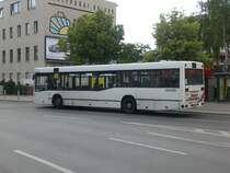 Mercedes-Benz O 405 N (Niederflur-Stadtversion) auf der Linie 271 nach Rudow Gockelweg am U-Bahnhof Rudow.
