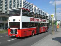 MAN-Doppeldecker Sightseeing-Bus an der Haltestelle Spandauer Stra�e/Marienkirche.