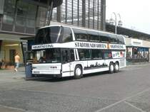 Neoplan Skyliner Sightseeing-Bus am S+U Bahnhof Zoologischer Garten.
