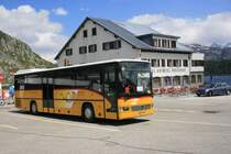 Noch bis Ende Sommer 2009 f�hrt ein Kurs nur von Meiringen auf die Grimselpassh�he. Am 24.6.2007 war auf diesem Kurs der normalerweise daf�r eingesetzte Integro Nr 70 im Einsatz. Hier wartet er auf der Passh�he seine R�ckfahrt nach Meiringen ab. 