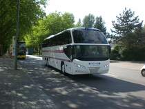 Neoplan Cityliner der Firma VIP Bus Service an der Haltestelle M�rkisches Viertel Wilhemsruher Damm.