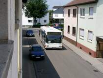 MAN NL 202 als Linie 718 von Altlu�heim nach Walldorf bei der Durchfahrt der Engen Friedrichstra�e in Reilingen, Umleitungsbedingt. Der Subunternehmer f�r die BRN ist Lukas-Bustouristik aus Wiesloch. 24.06.09