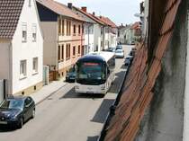 MAN Lion's Regio als Schulbus von Hockenheim nach Altlu�eheim bei der Durchfahrt der engen Friedrichstra�e in Reilingen, Umleitungsbedingt. Der Subunternehmer f�r die BRN ist Fahr Mit Hoffmann.