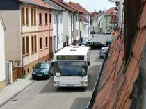 MAN NL 202 als Linie 718 von Walldorf nach Altlu�heim bei der Durchfahrt der Engen Friedrichstra�e in Reilingen, Umleitungsbedingt. Der Subunternehmer f�r die BRN ist Lukas-Bustouristik aus Wiesloch