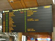 Kein Bus, aber eine riesige Busabfahrtsanzeige. Direkt im Bahnhof G�teborg nebenan. Fotografiert am 12. Juni 2009.