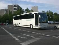 Mercedes-Benz O 580 (Travego) der Firma Belin-Mobil am S-Bahnhof Landsberger Allee.