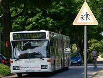 Linie 33 in Aachen auf der Ahornstrasse an der Grundschule mit dem Ziel Elisenbrunnen 