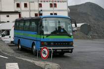 Setra 210H (SO202070) von Perego, Tirano, am 4.8.2007 auf dem Stilfserjoch. Drei Mal t�glich f�hrt der kleine Setra von Bormio �ber die schmale und steile Strasse auf die Passh�he, wo, je nach Tag und Zeit, Anschluss mit PostAuto ins M�nstertal und mit dem SAD nach Mals besteht. 