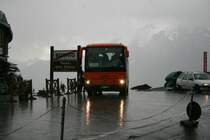 Bei Starkregen und Gewitter erreicht der O404 Nr. 891 (BH111JX) der SAD am 24.7.2007 als Morgenkurs die Passh�he des Stilfserjochs. 