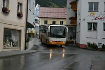 Rund 1 1/2 Stunden Fahrt nach Landeck hat der Renault Ares PT15569 von PostBus vor sich, als er, von der Mittagspause kommend, die Haltestelle Nauders Postamt erreicht. 24.7.2007. 