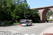 Im neuen Gewand: WND-DS 285 der Firma Dieter Schmidt, Marpingen. Bis vor wenigen Wochen trug dieser Bus noch das Farbkleid der NVG, von der dieser Wagen gebraucht gekauft wurde. Nun erhielt er das neue Firmendesign der Firma Schmidt und neue Sitzpolster. Das Bild entstand am Sportplatz M�hlbach in Schiffweiler, Linie 307.