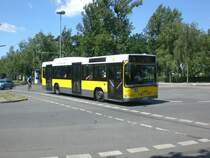 Volvo V7000 auf der Linie 110 nach S+U Bahnhof Zoologischer Garten am U-Bahnhof Oskar-Helene-Heim.
