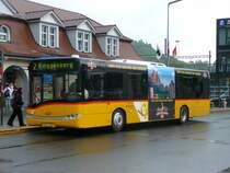 Postauto - Solaris BE 610537 unterwegs auf der Linie 2 bei den Haltestellen vor dem Bahnhof in Interlaken Ost am 06.06.2009
