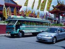 Am 12.04.2006 wartet dieser ISUZU-Bus, wie er h�ufig in Thailand zu finden ist, wenn auch nicht ganz so gepflegt, in Phuket auf die Fahrg�ste, die er zuvor zum Tempel gebracht hat.