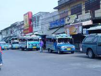 Am Busbahnhof vor dem �berdachten Markt von Phuket Town warten am 31.03.2006 diese kleineren und gr�sseren Busse auf Fahrg�ste um sie zu unterschiedlichen Zielen auf der Insel Phuket zu bringen.