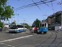 Der O 405 GTZ Nr. 110 trifft beim Central auf den historischen Triebwagen Nr. 102.