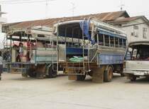 Nochmals die beiden ISUZU  Busse  in Lamplaimat am 05.07.2009. Diesmal von der R�ckseite gesehen mit den Aufstiegstreppen und den Sitzb�nken f�r die Fahrg�ste