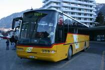 PU Fontana&Co., Ilanz, Nr 18 (GR 561, Neoplan N316K, 2001) am 27.12.2007 in Ilanz, Bahnhof.