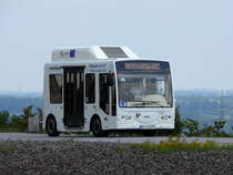 Wasserstoffbus Nr. 2399,Linie 266 (ZOB Bottrop-Pferdemarkt-Tetraeder),der Vestischen Strassenbahnen GmbH verl�sst soeben d. Haldentableau am Tetraeder. Hier noch einige Details: 5,3m lang, 2,1m breit, Platz bis zu 22 Personen. Bottrop, 05.07.2009.