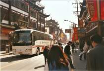 Am Rande der Altstadt und Fussgaengerbereich von Shanghai war im Jahr 2003 dieser Reisebus chinesischer Bauart unterwegs