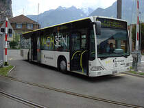 Mercedes Citaro mit Werbung Kantonalbank Uri wartet zwischen Altdorf und Erstfeld, 05. Juli 2009