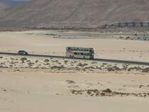 01.07.09,Reisebus von Las Palmas Bus f�hrt durch den Parque Natural de las Dunas de Corralejo auf Fuerteventura.