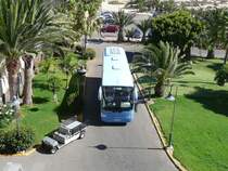 01.07.09,SCANIA Irizar vor dem Hotel RIU Oliva Beach an der Playa de Corralejo auf Fuerteventura.