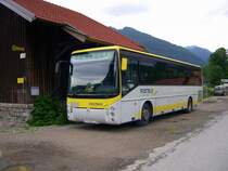 Salzkammergut 2009 - Auch Renault ist bei �BB Postbus vertreten. Am 02.06.2009 wartet ein solches Fahrzeug am Bahnhof Gr�nau im Almtal auf den n�chsten Einsatz.