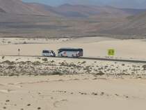 01.07.09,zwei Busse der Firma torres begegnen sich auf der Fernstra�e FV-1 im Parque Natural de las Dunas de Corralejo auf Fuerteventura.