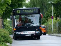 ASEAG-Linie 33 nach Fuchserde untwegs in der Ahornstrasse in Aachen. Links am Fahrzeug ein roter und rechts ein schwarzer Spiegel.