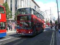 Ein Tansdev-Doppeldecker auf der Linie 94 nach Acton Gree in der Oxford Street.
