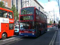 Ein Metroline-Doppeldecker auf der Linie 98 nach Edgware Road in der Oxford Sreet.