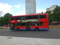 Ein Londoner Doppeldeckerbus auf der Linie 98 nach Willesden in Marble Arch.
