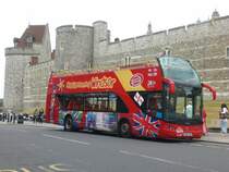 Sightseeing-Tour-Bus am Schlo� Windsor bei London.