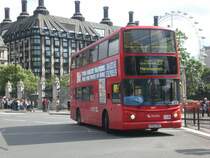 Ein Travel-London Doppelstockbus auf der Linie 211 nach Hammersmith in der N�he vom Big Ben.