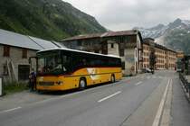 F�r die 5-P�sse-Fahrt muss man in Gletsch den AVG-Integro wieder verlassen. Er hat nun noch eine Fahrt nach Oberwald, zur�ck nach Meiringen, und noch eine komplette hin- und R�ckfahrt �ber den Grimsel vor sich. Gletsch, 14.7.2009. 