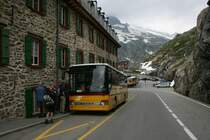 Bereits der vierte Bus auf der 5-P�sse-Fahrt in den Zentralalpen: Setra 313UL TI 303'333 (2006) von PU Marchetti, Airolo. Schon 20 Minuten nach Gletsch, beim altehrw�rdigen Gasthaus Belvedere am Furkapass, gibt es wieder eine kleine Pause. 14.7.2009. 
