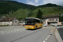 In Andermatt begegnen sich am Nachmittag planm�ssig Fahrzeuge dreier verschiedener P�sserundfahrten und Postautohalter. Aus Meiringen auf Vierp�ssefahrt ist dabei der Setra 412UL BE 401'263 gerade in Andermatt angekommen. 14.7.2009. 