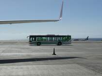 06.07.09,MB-Citaro von Binter als Flughafenbus auf dem Rollfeld des Aeropuerto de Fuerteventura  El Matorral .