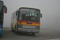 Bei meinem (gegl�ckten) Versuch, die 5 Schweizer Zentralalpenp�sse in einem Tag per Postauto zu �berqueren, spielte das Wetter nicht immer mit. So versinkt UR 9'107 (MB O303, 1981) von PU Mattli, bereit zur Fahrt mit einer Gruppe nach Airolo, auf dem Gotthardpass fast im Nebel. 14.7.2009. 