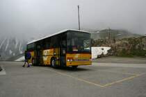 Der F�nfte Pass ist geschafft, nur noch die Talfahrt nach Ulrichen fehlt. Der Setra 313UL Nr 5 von PU Marchetti f�hrt allerdings nach Airolo zur�ck, es muss umgestiegen werden. Drei Wochen nach den Bildern desselben Passes von Silvio Jenny ist der Schnee zwar deutlich zur�ckgegangen, im Vergleich zu anderen Jahren liegt aber noch immer �berdurchschnittlich viel Schee. Zur Winterlichen Stimmung mitten im Sommer tr�gt aber auch der Nebel bei. 14.7.2009. 