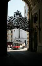 VW T5/Kutsenits KB235 Nr. 8354 f�hrt am 23. Juli 2009 vom Michaelerplatz her in den Innenhof der Hofburg.